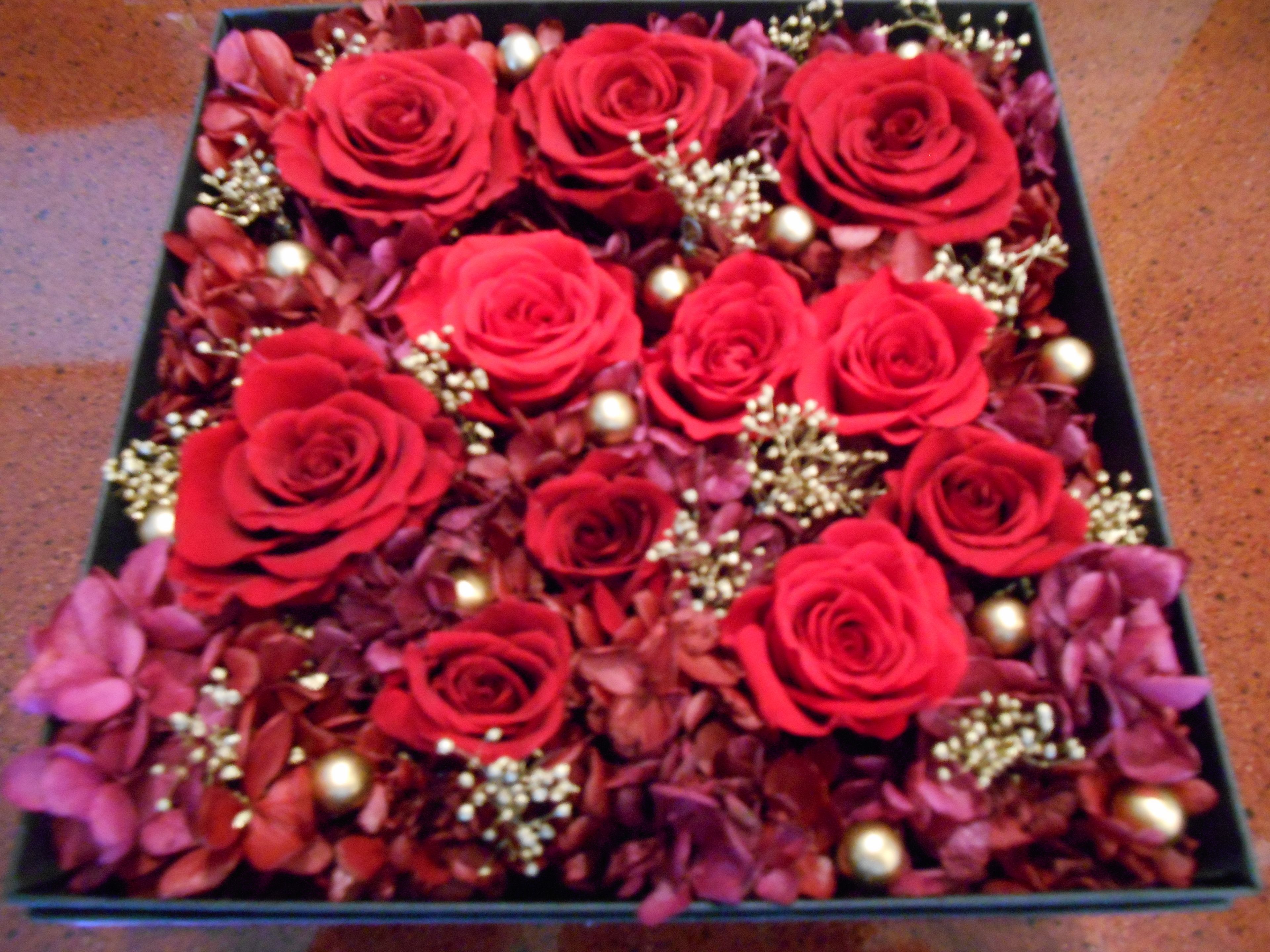 Un ramo de rosas rojas en una caja.