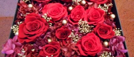 Un ramo de rosas rojas en una caja.