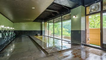 Separate bathtub and shower, spring water bathtub, free toiletries