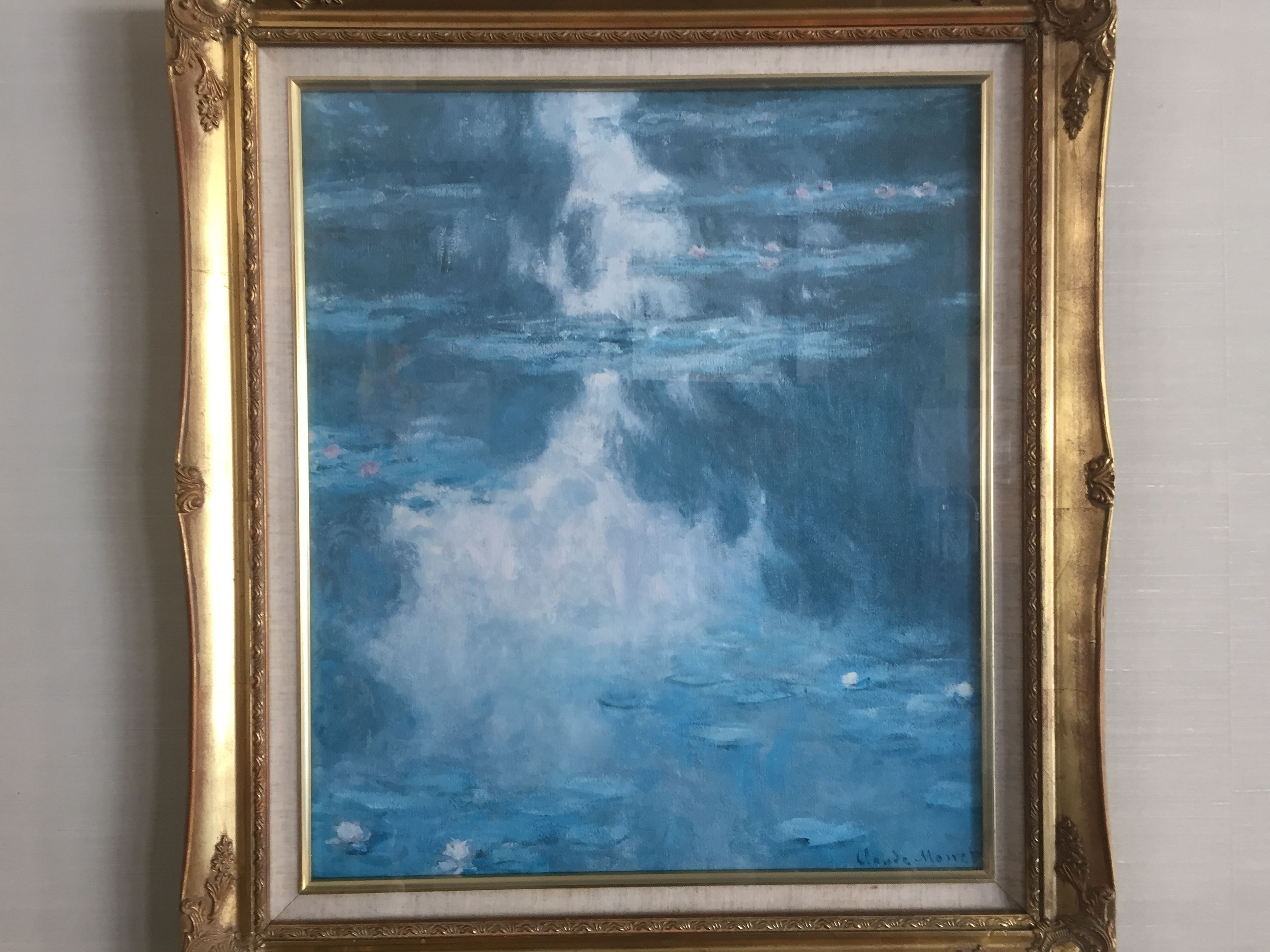 Un cuadro enmarco con un diseño abstracto azul.