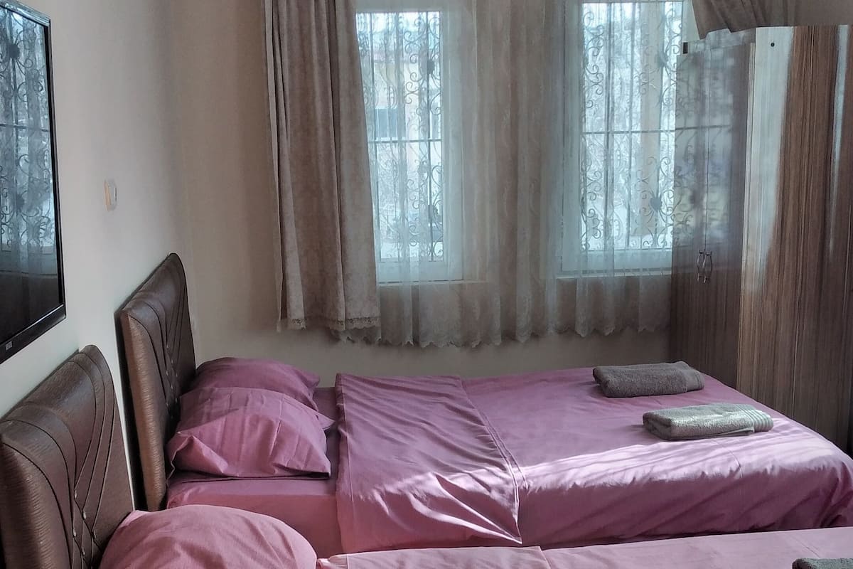 Economy Triple Room | 1 kamar tidur, Wi-Fi gratis, dan seprai linen