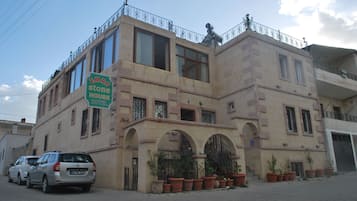Vista frontal de la propiedad
