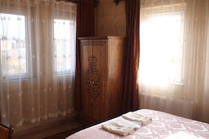 Deluxe Double Room, 1 Bedroom, Hill View (with A/C) | 1 sovrum, gratis wi-fi och sÀngklÀder