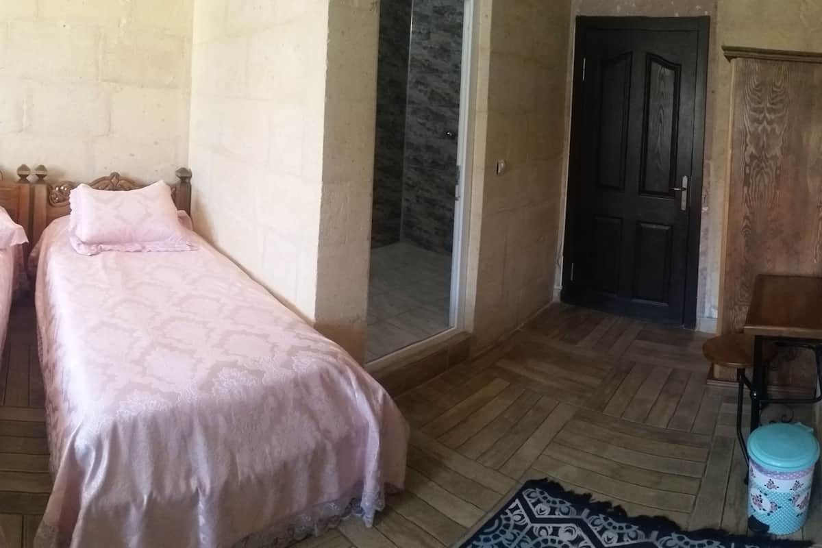 Deluxe Triple Room, 1 Bedroom, Hill View | 1 kamar tidur, Wi-Fi gratis, dan seprai linen
