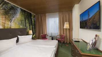 Zimmersafe, Verdunkelungsvorhänge, kostenloses WLAN, Bettwäsche