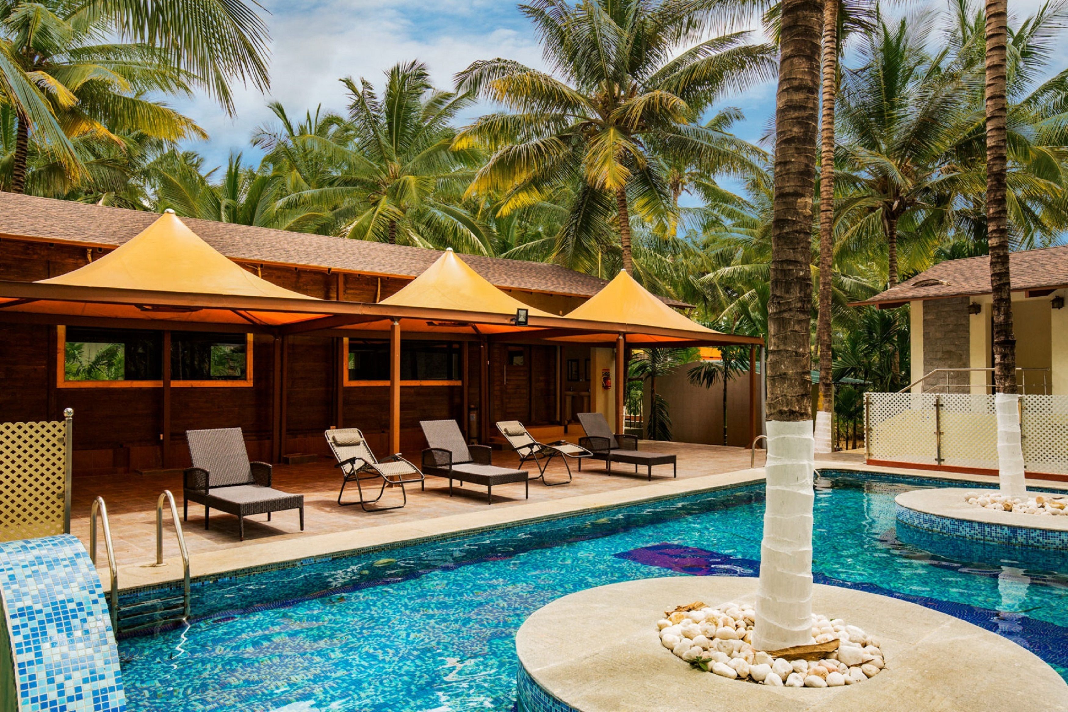 Outdoor pool, pool loungers