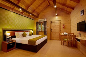 Premier Double Room | Minibar, in-room safe, desk, blackout drapes