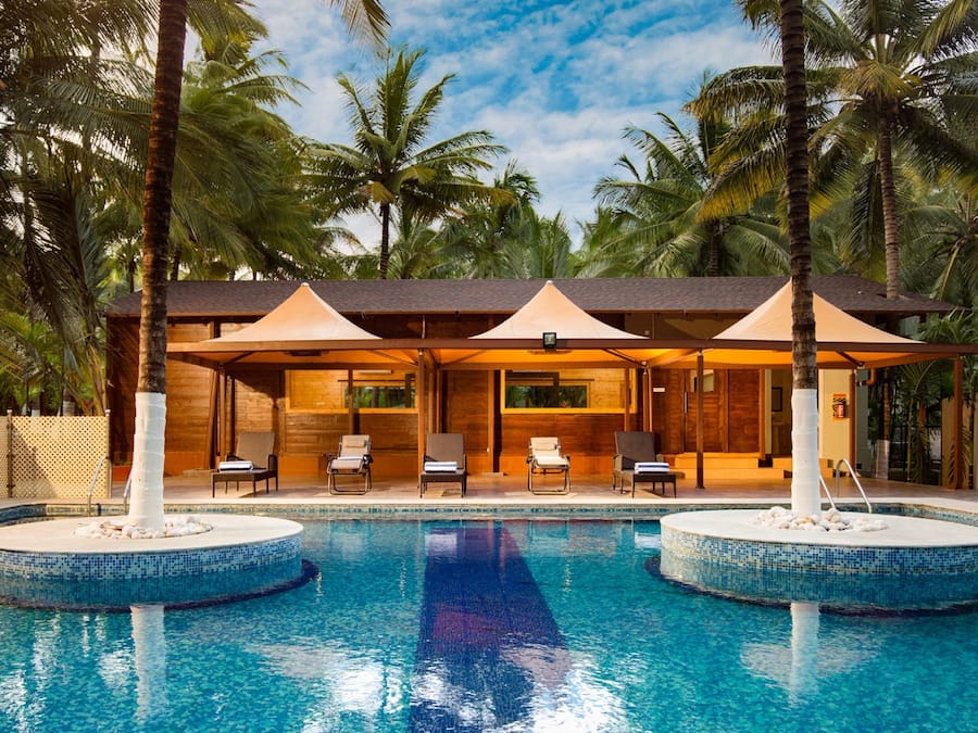 Utendørsbasseng og solsenger