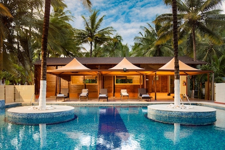 Una piscina al aire libre, sillones reclinables de piscina