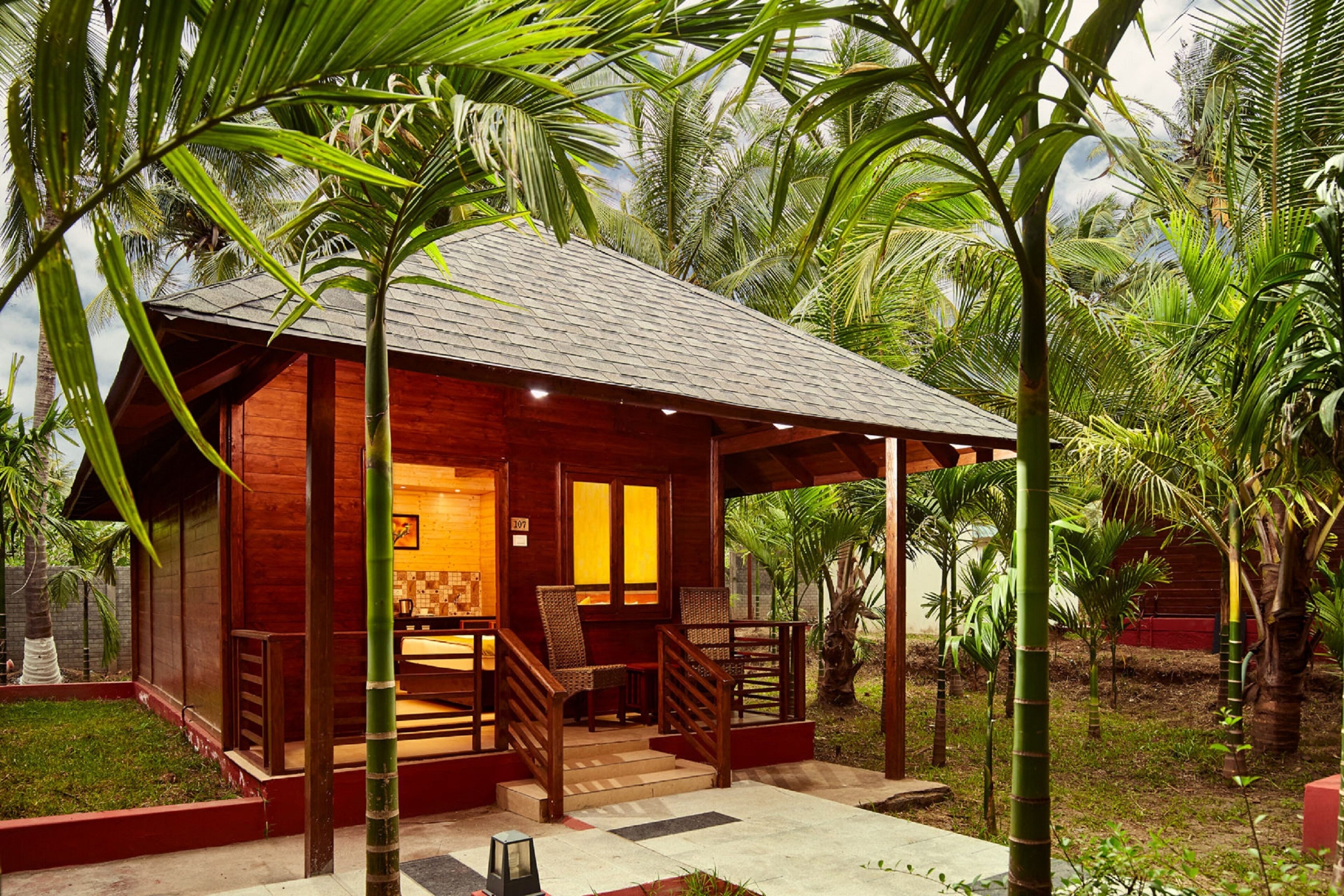 Premier Double Room | Minibar, in-room safe, desk, blackout drapes