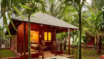 Premier Double Room | Minibar, in-room safe, desk, blackout drapes