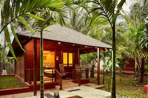 Premier Double Room | Minibar, in-room safe, desk, blackout drapes