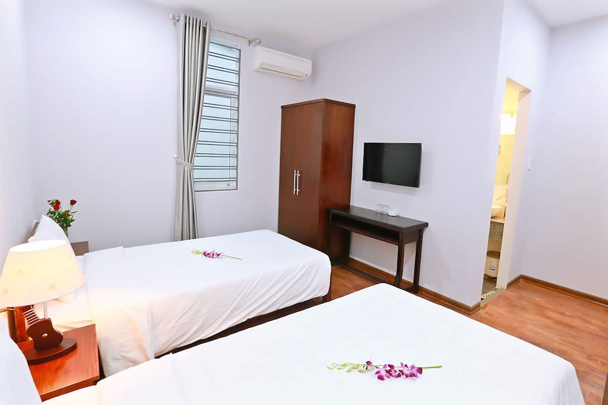 Superior Twin Room | 1 bedroom, individually furnished, desk, blackout drapes