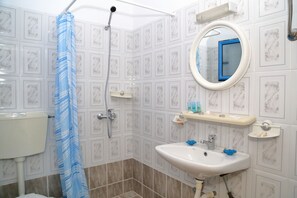 Apartamento, 2 quartos, vista para o mar | Banheiro | Chuveiro, produtos de toalete grátis, secador de cabelo