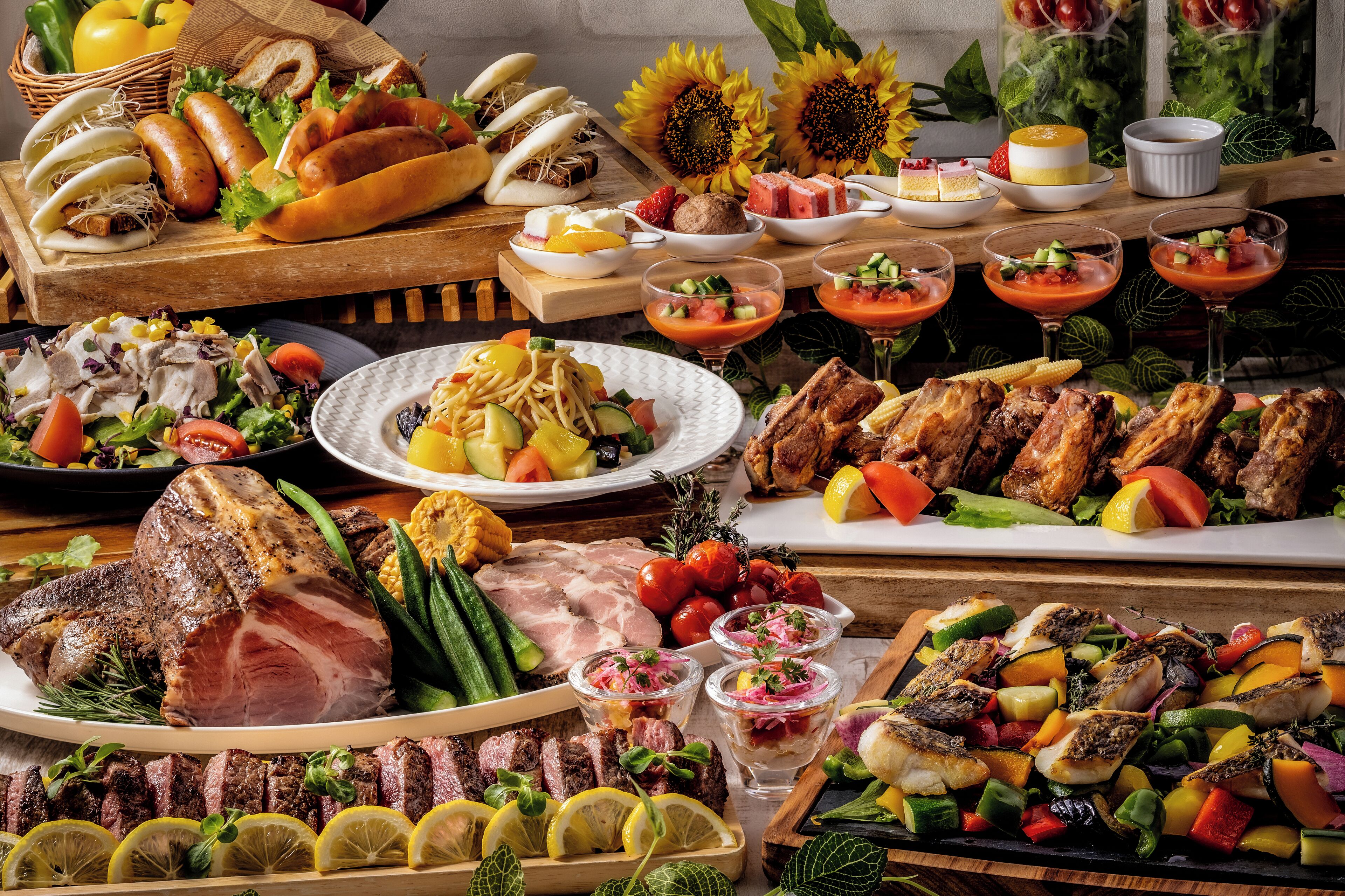 Variedad de alimentos, incluyendo carnes, verduras y frutas, dispuestas sobre una mesa de madera.