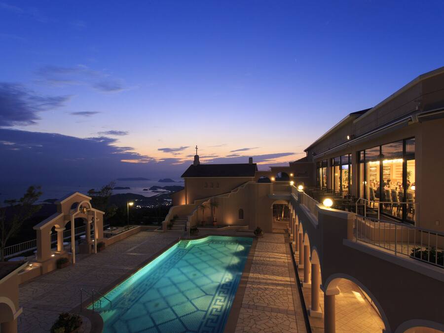 Außenpool (je nach Saison geöffnet), Sonnenschirme