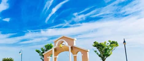 Außenpool (je nach Saison geöffnet), Sonnenschirme