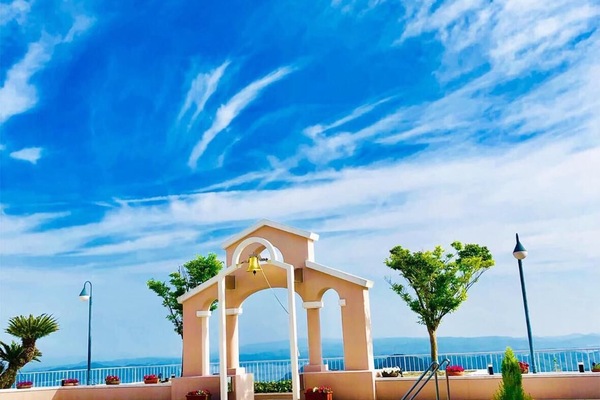 Seasonal outdoor pool, open 7:00 AM to 7:00 PM, pool umbrellas