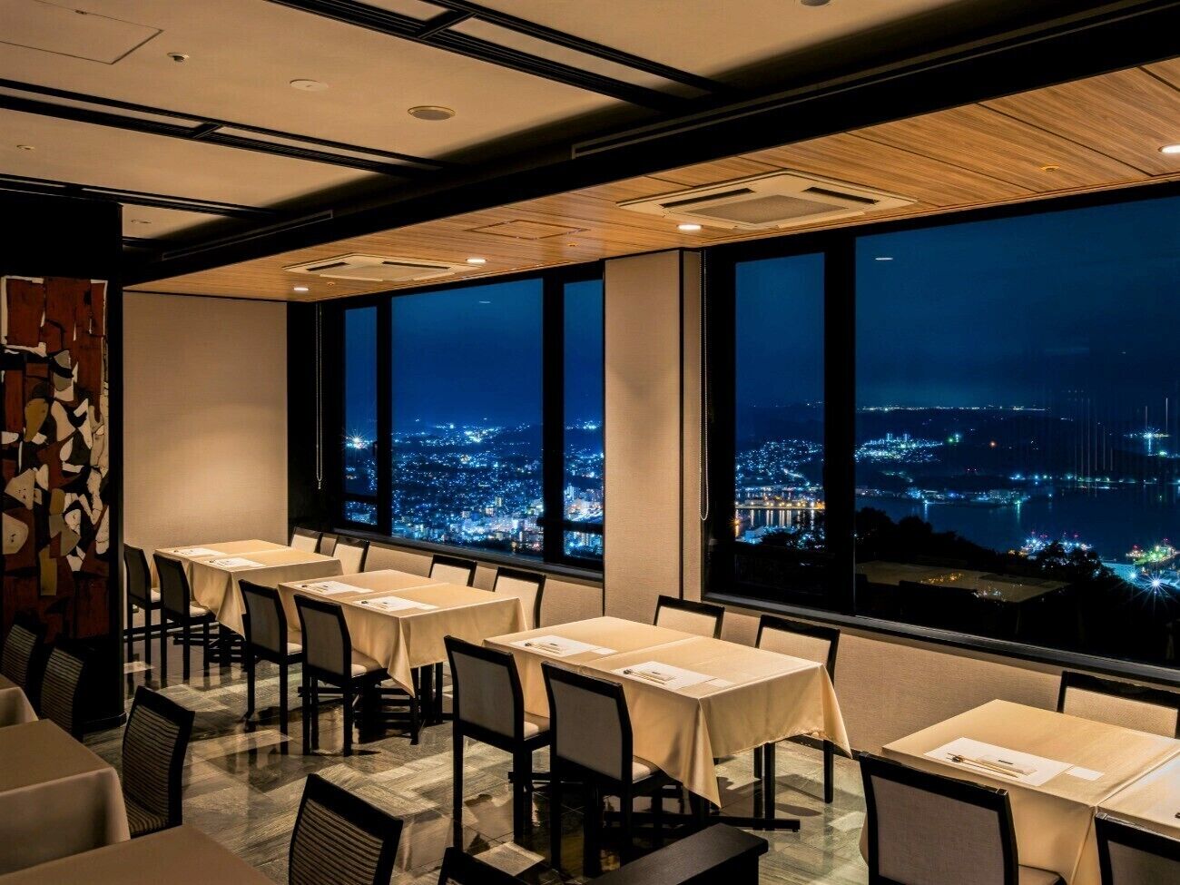 2 restaurantes; se sirve desayuno, almuerzo y cena; cocina mediterránea