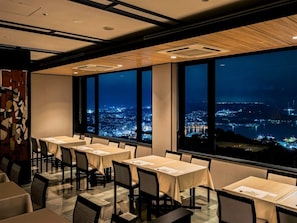 2 restaurants, servant le déjeuner et le dßner; cuisine méditerranéenne