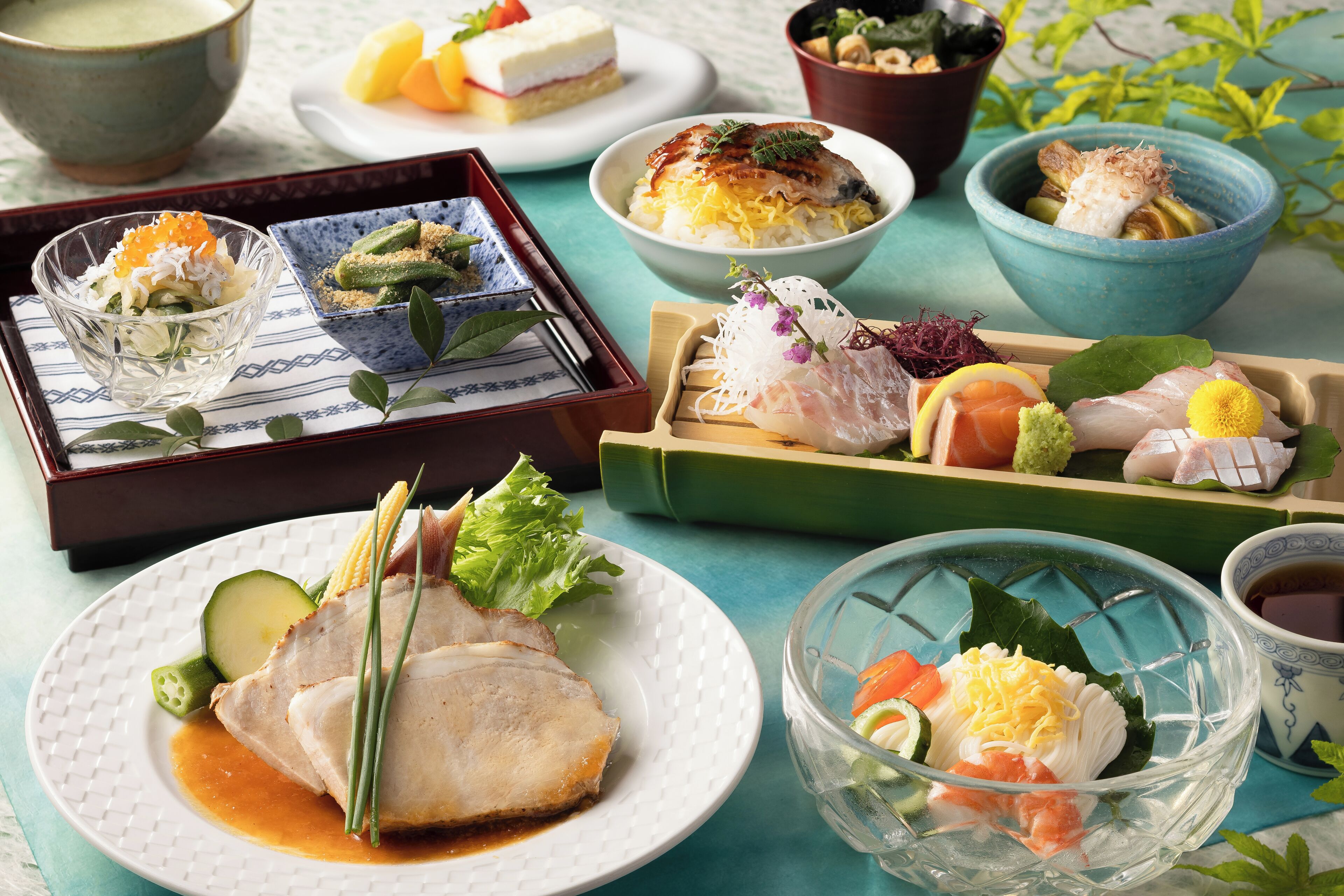 Diversos platos japoneses, como sushi, sashimi, y un tazón de arroz con verduras.