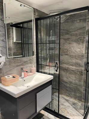 Deluxe Condo | Bathroom | Shower, free toiletries, hair dryer, slippers - Aymira Suites (Istanbul)
