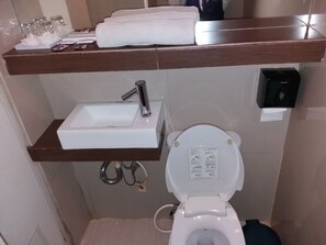 Suite (Circa) | Kamar mandi | Shower, perlengkapan mandi gratis,  dan handuk