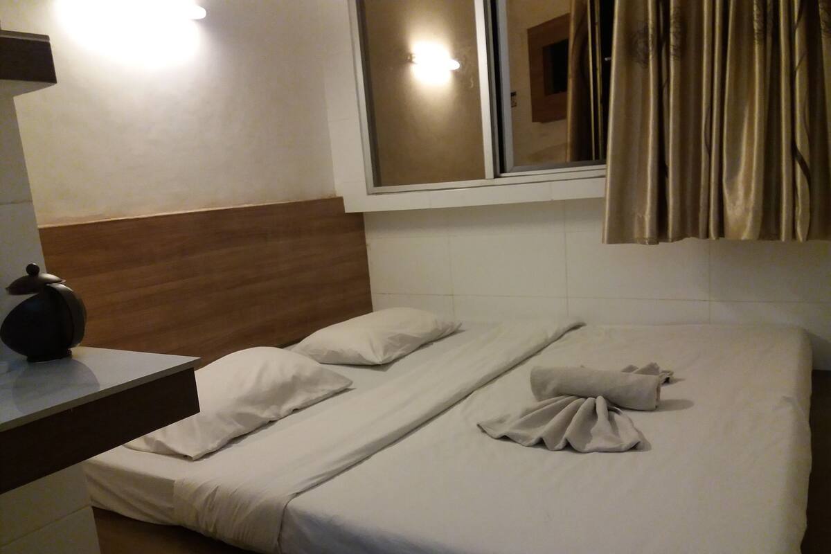 Circa Suite | Desk, WiFi (free)