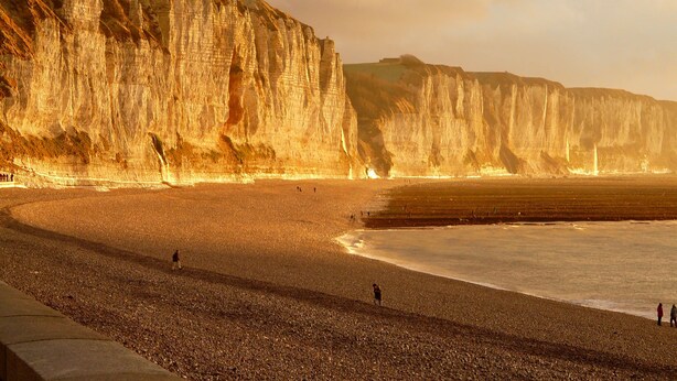 A coastal landscape with cliffs and a pebbly beach. - Au Fil de L'eau (Colleville)