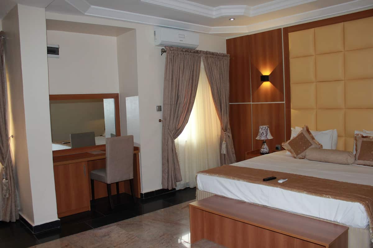 Executive kamer | 1 slaapkamer, luxe beddengoed, een kluis op de kamer, een bureau
