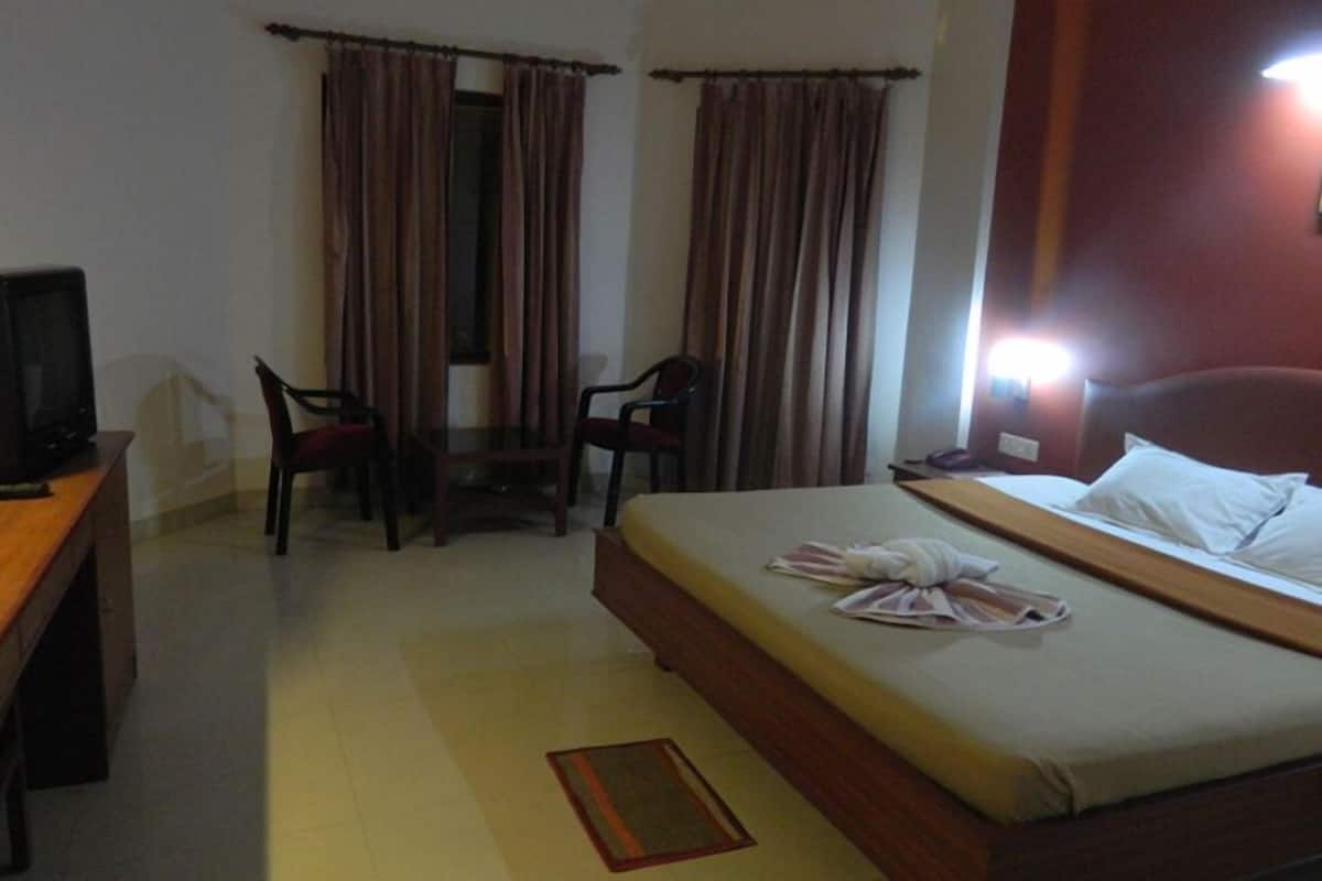 Kamar Eksekutif, Boleh Merokok | 1 kamar tidur, brankas, dan meja kerja