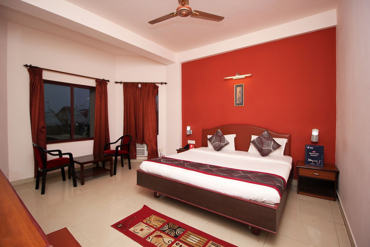 Executive Room, Smoking | Living room | 20-inch flat-screen TV with cable channels, TV