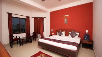 Executive Room, Smoking | Living room | 20-inch flat-screen TV with cable channels, TV