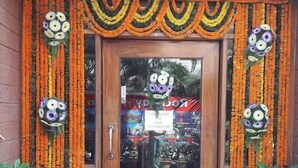 Una puerta de madera con una guirnalda floral y una decoración de balón de fútbol.