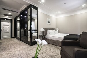 Junior Suite, 1 Double Bed with Sofa bed | Premium bedding, Select Comfort beds, minibar, in-room safe