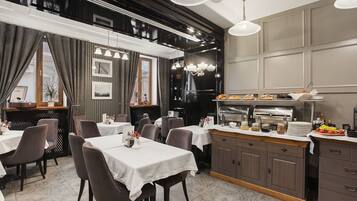 Bữa sáng buffet hàng ngày (500 UAH/mỗi người)