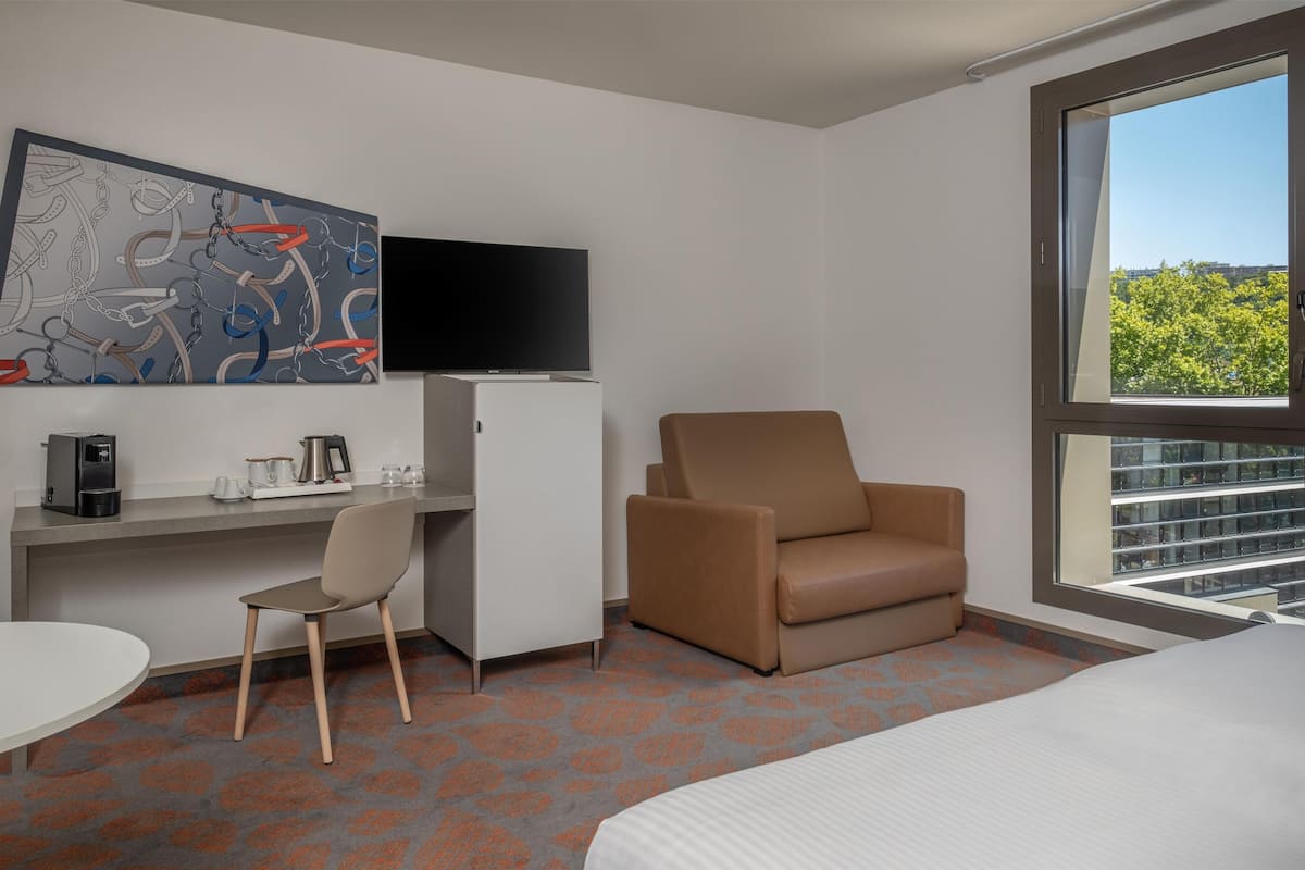 Luxe beddengoed, een kluis op de kamer, een bureau, geluiddichte muren