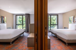 Familiekamer, 1 kingsize bed, kamers met tussendeur | Luxe beddengoed, een kluis op de kamer, een bureau, geluiddichte muren