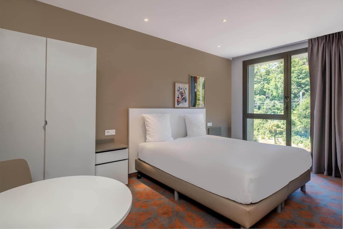 Luxe beddengoed, een kluis op de kamer, een bureau, geluiddichte muren