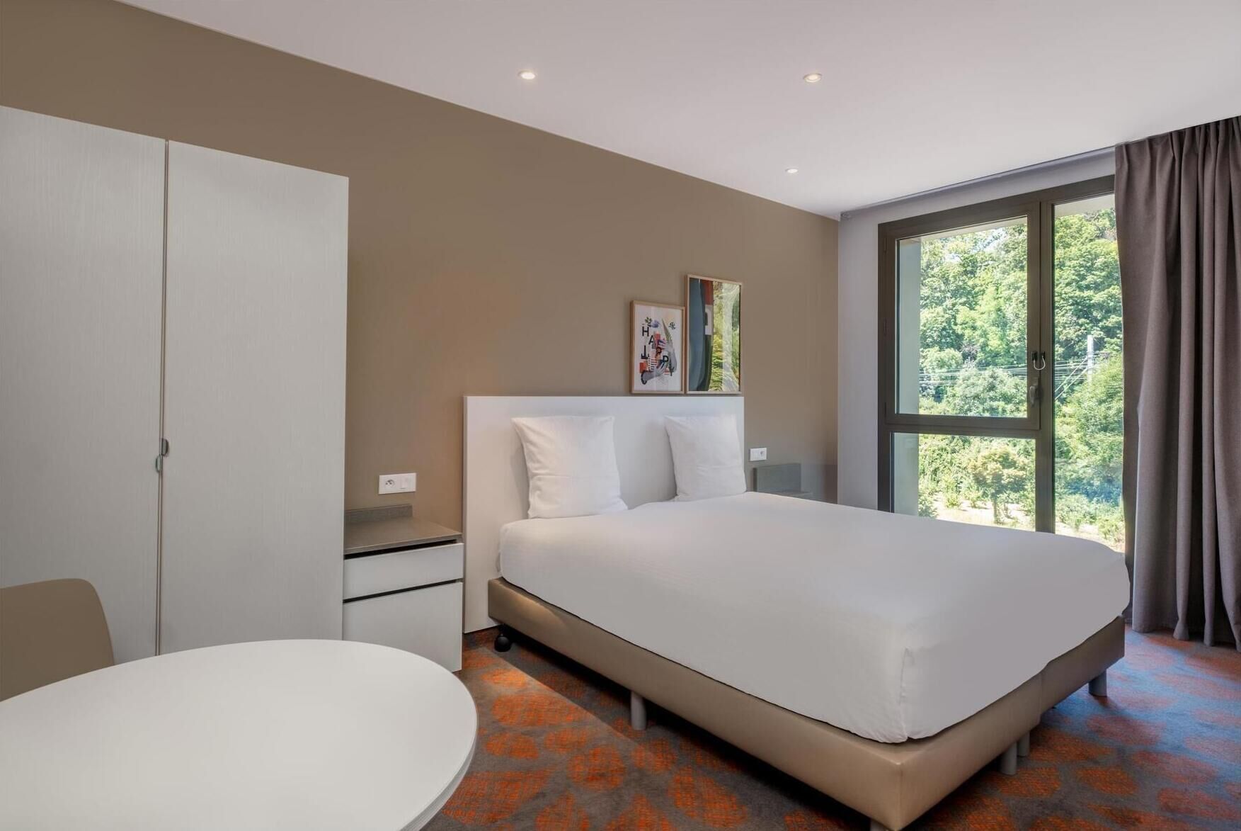 Premium bedding, in-room safe, desk, soundproofing