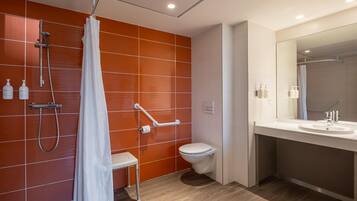 Une salle de bain moderne équipée d’une douche, de toilettes et d’un lavabo.