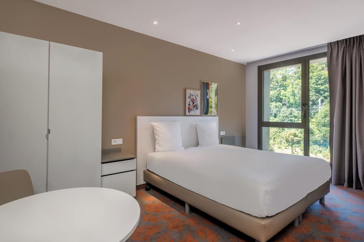 Premium bedding, in-room safe, desk, soundproofing