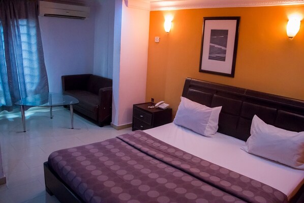 Premium bedding, in-room safe, desk, soundproofing - Theodawn Hotels at Suite 29 (Lagos)