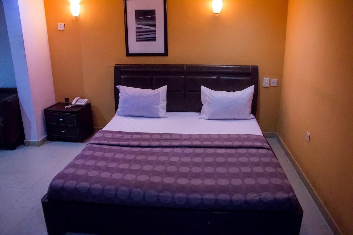 Executive Room | Premium bedding, in-room safe, desk, soundproofing