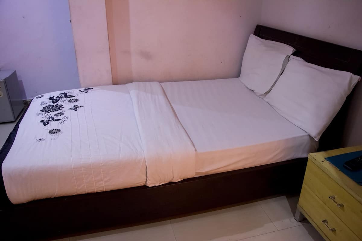Standard Room | Premium bedding, in-room safe, desk, soundproofing