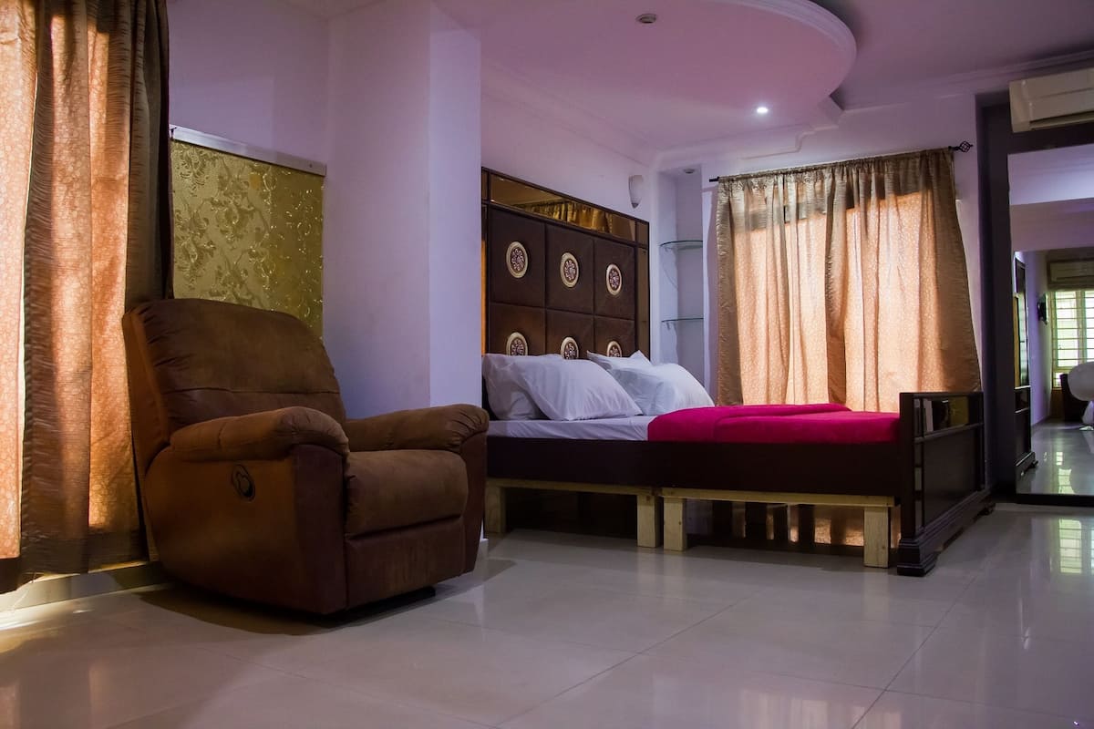 Premium bedding, in-room safe, desk, soundproofing