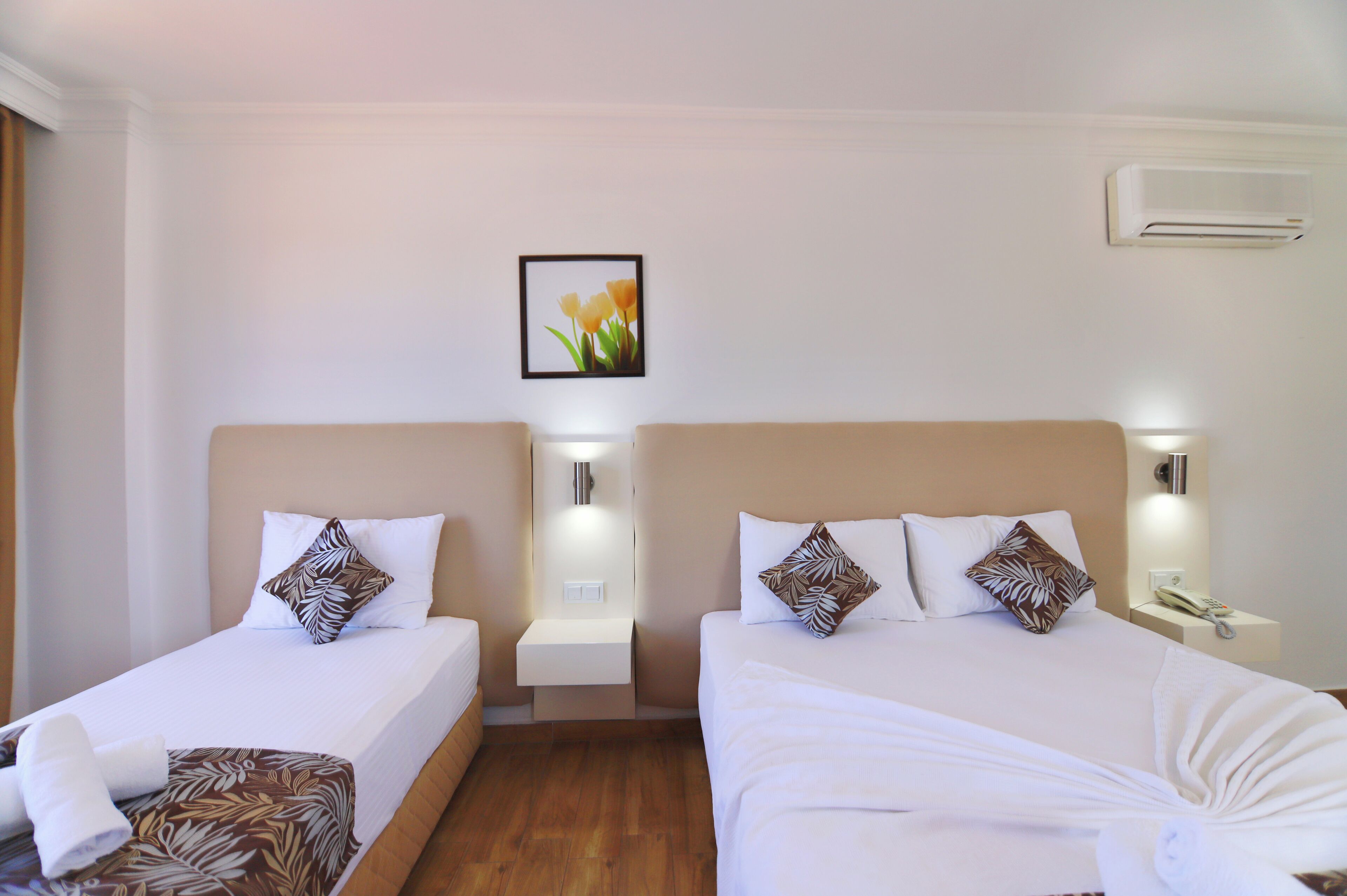 family room | minibar, in-room safe, iron/ironing board, free wifi