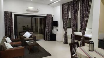 Ideal Room | Living area | 46-inch LCD TV with satellite channels, TV