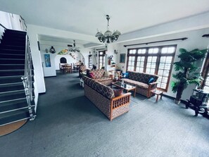 Televisión LED 22 pulgadas con canales de televisión por cable, libros