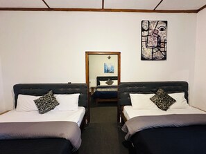 Habitación familiar, 2 habitaciones | Escritorio y ropa de cama 